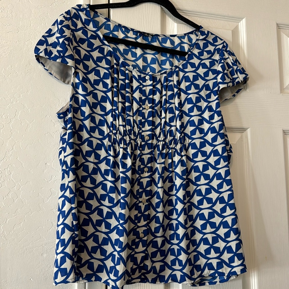 Like new blouse by Nine West. Royal blue / cream w pattern & button front